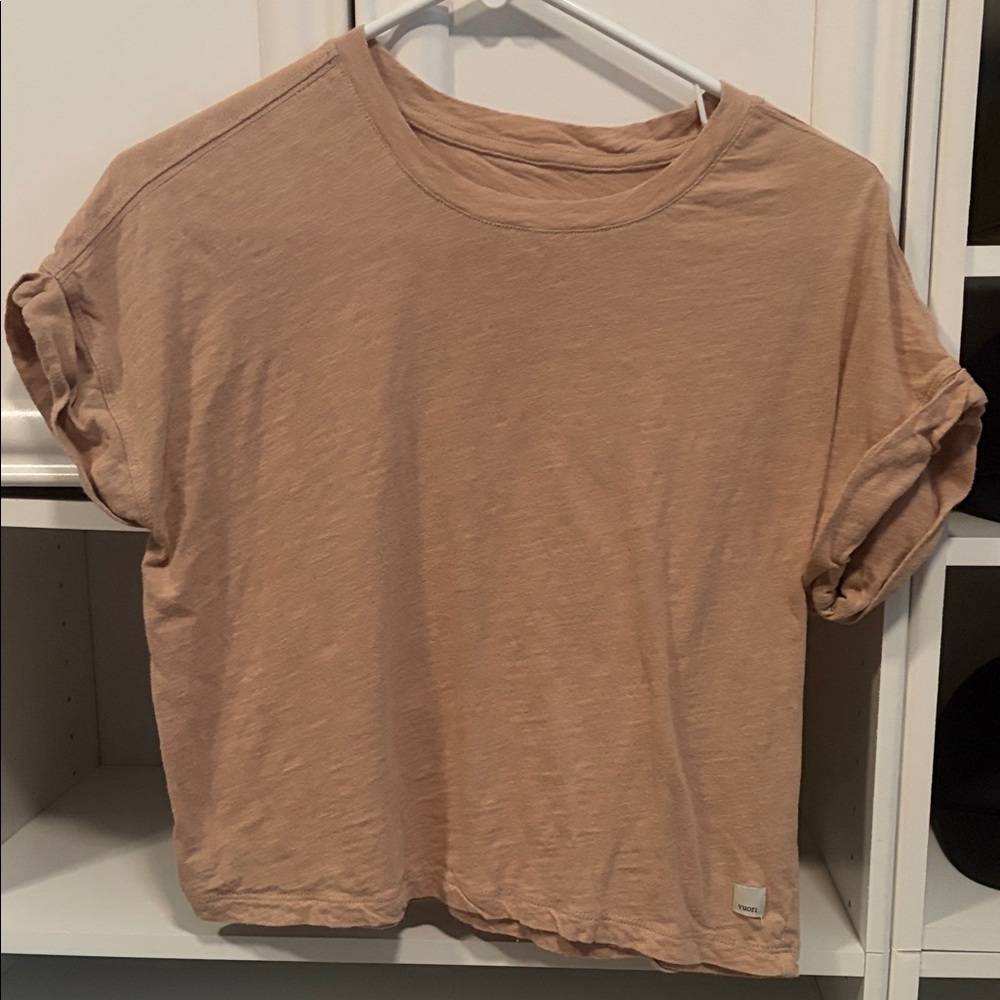Vuori Women's Short crop Sleeve Tee - khaki color